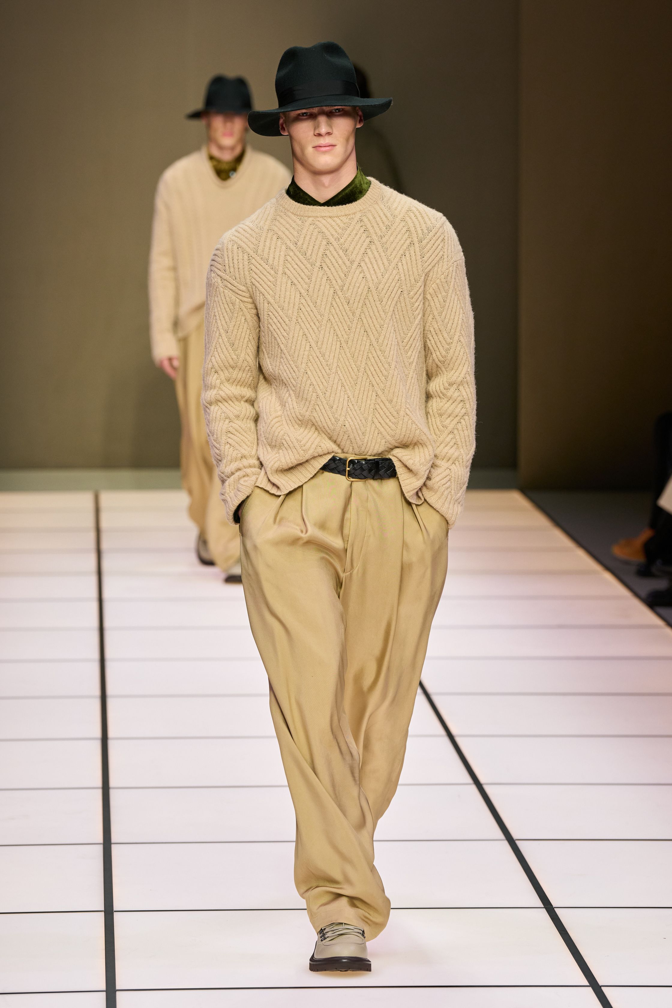 Giorgio Armani 26FW 男装回归品牌最本质的语言：流动、克制与永恒。柔软大衣、宽松长裤、针织与轻结构西装在灰、驼、米与墨绿中缓慢展开，强调身体与面料之间的自然关系。系列几乎不依赖任何戏剧化装饰，却通过比例、步伐与质感建立权威感，是对“真正优雅无需证明”的再次确认，也是一种对快节奏时尚的温和抵抗-顽石频道趋势研究